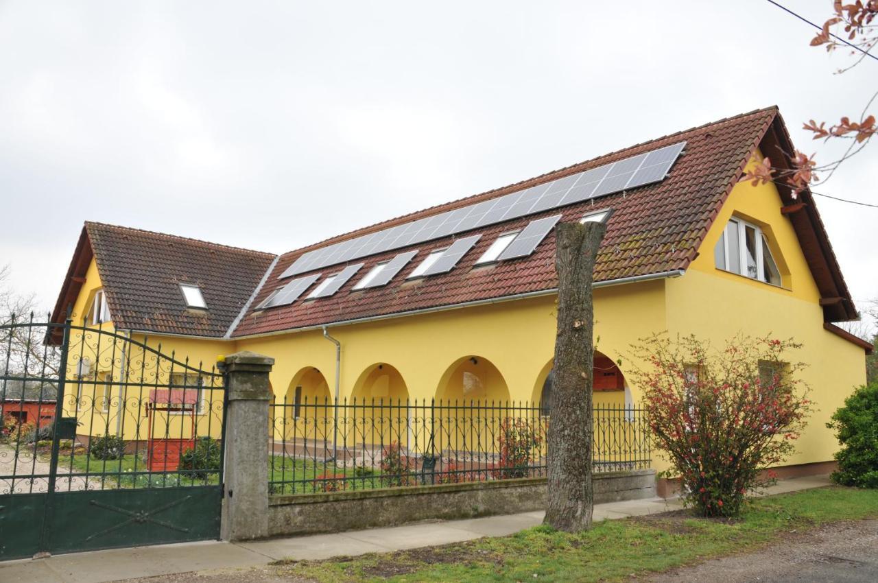Casa Napsugar Panzio Bed and Breakfast Apostag Eksteriør billede