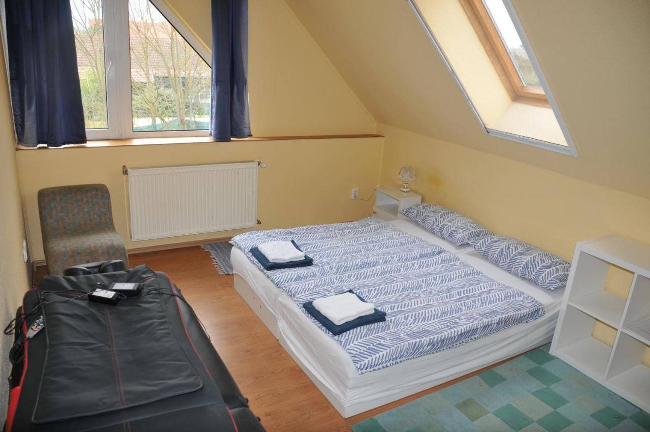 Casa Napsugar Panzio Bed and Breakfast Apostag Værelse billede