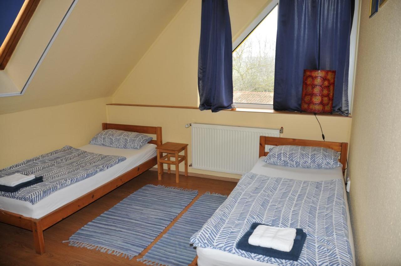Casa Napsugar Panzio Bed and Breakfast Apostag Værelse billede