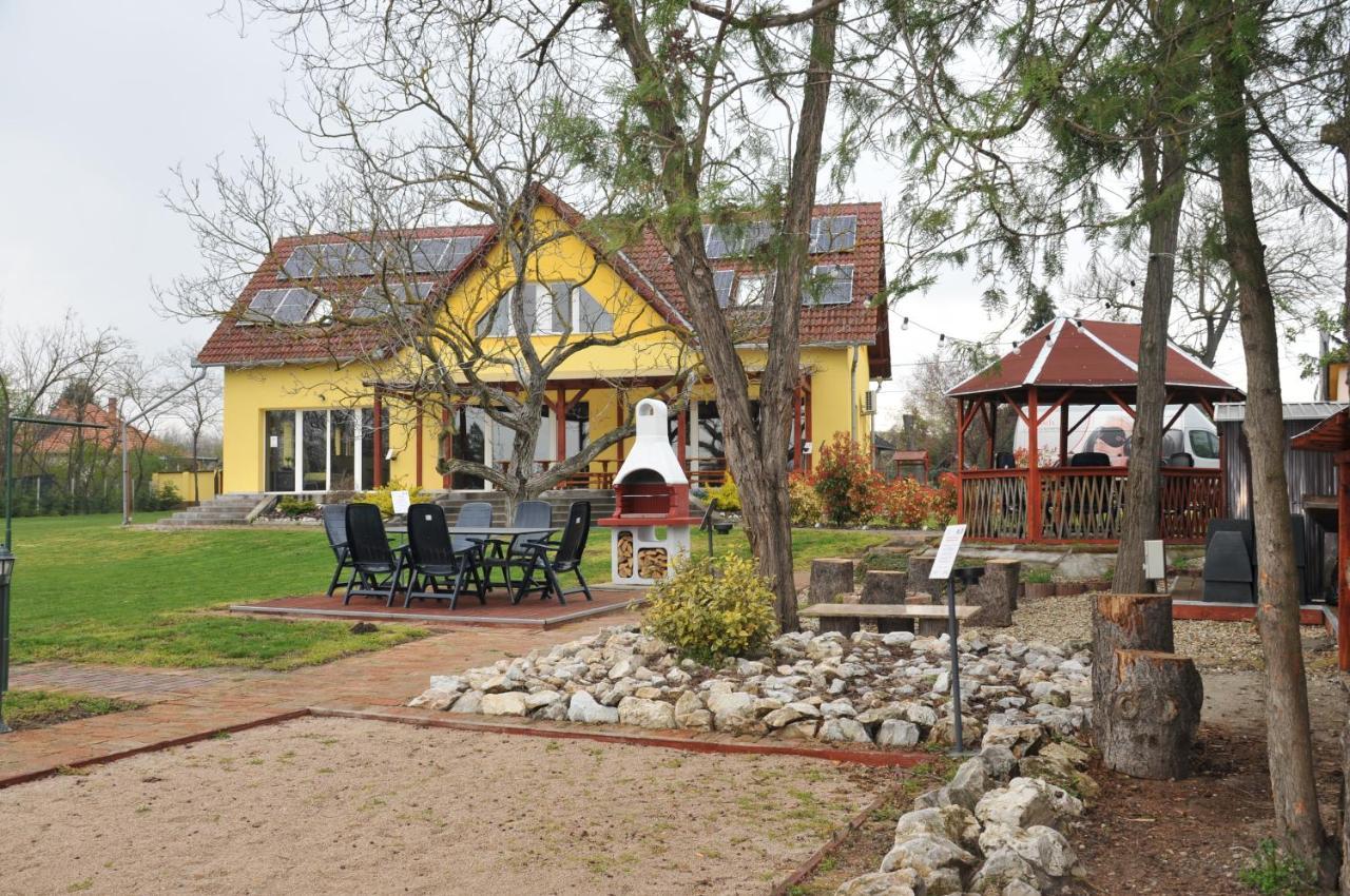 Casa Napsugar Panzio Bed and Breakfast Apostag Eksteriør billede