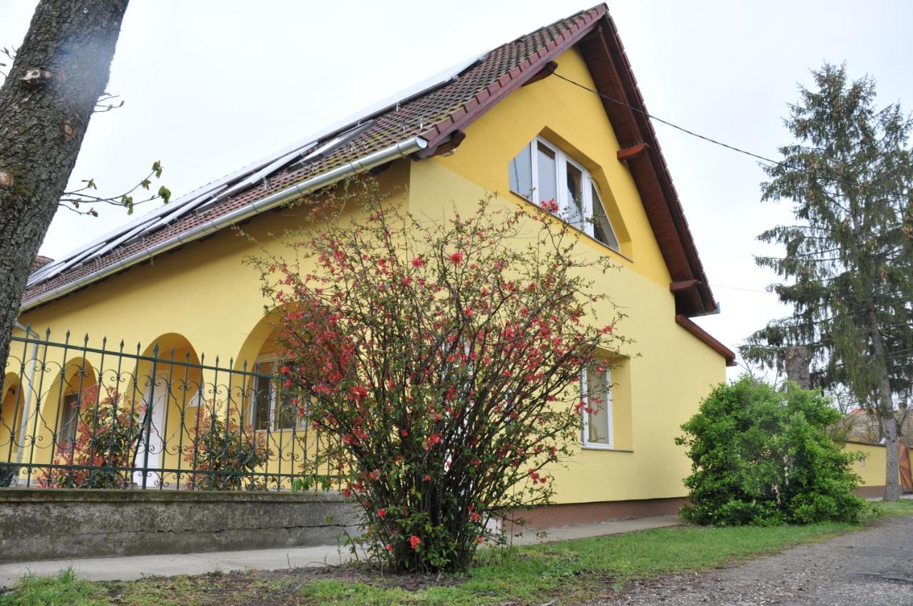 Casa Napsugar Panzio Bed and Breakfast Apostag Eksteriør billede